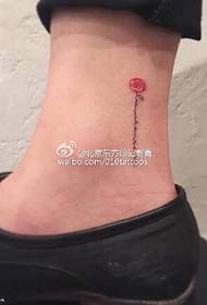 mazs ziedu tetovējuma raksts uz potītes