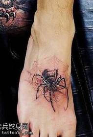 patrón de tatuaje de tela de araña realista de pie