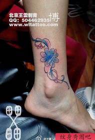 Tatuaggio di trifoglio a quattro foglie di bell'aspetto sulle gambe delle ragazze