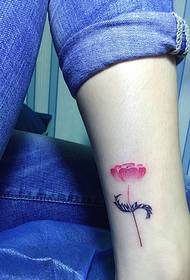 Këmbë lakuriq tatuazhi i vogël me lule të freskëta tatuazh është shumë e bukur