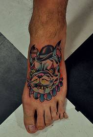 Modello di tatuaggio testa di cane prepotente sul collo del piede