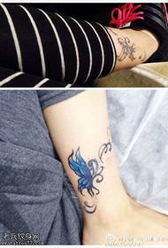 pėdos mėlynos drugelio tatuiruotės modelis