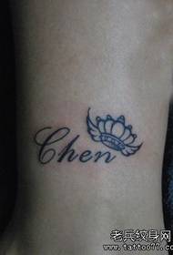 djevojka noge totem krunu s uzorkom tetovaža slova