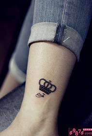 kostka na pięknym, modnym obrazie tatuażu z koroną