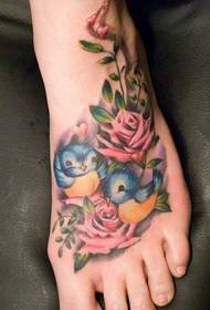 fot vackra fågel blomma tatuering mönster