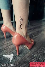 Tенски тетоважи со букви од глужд од тетоважа