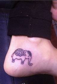 Gambar tato gambar kura-kura gajah di atas kaki kecil