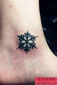 tattoo Faaali le ata e fautuaina ai le tapuvae o le peʻa snowflake