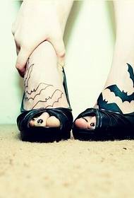 personaliti kaki corak tatu kelawar cantik gambar