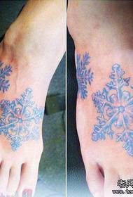 女生脚背漂亮流行的彩色雪花纹身图案