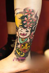 image de tatouage cheville chat chanceux créatif