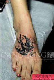 Djevojka Instep popularan i lijep uzorak za tetovažu lastavica