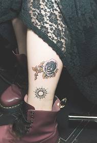 šviežia rožių kulkšnies tatuiruotės nuotrauka