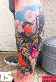 pie un trabajo creativo del tatuaje del pájaro