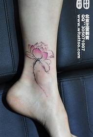 Skaists sieviešu tintes lotosa tetovējuma modelis, kas populārs meiteņu potītēs