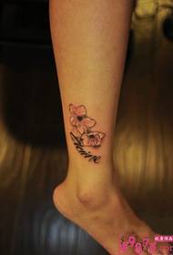 foto di tatuaggi alla caviglia con fiori di pesco freschi