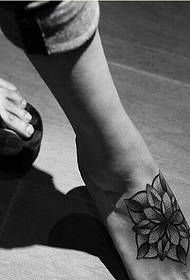 女性的腳背美麗的香草紋身圖案圖片