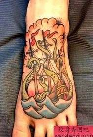 aft në një model tatuazhi me anije me vela