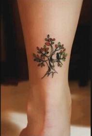 女の子の足の美しい創造的な色の小さな木のタトゥー画像