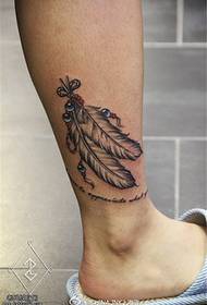 patrón de tatuaje de pluma de carta de tobillo