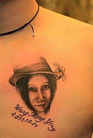 A tetováló show-kép egy mellkasi mellső álló tetoválásmintát javasol