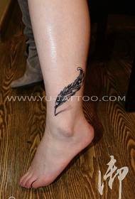 Imagem de tatuagem de pena no tornozelo