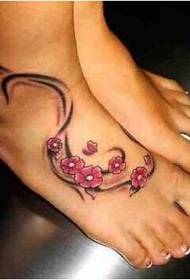 chicas pies hermosa vid flor roja tatuaje patrón foto