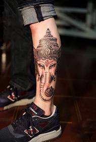 creatieve retro olifant god kalf tattoo foto