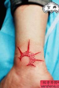 mali popularni uzorak totemskih tetovaža na gležnjačima djevojaka