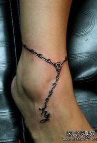 un sinxelo patrón de tatuaxe de nocello dos pés dunha muller fermosa