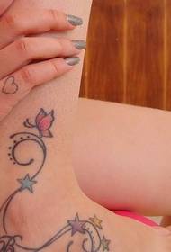 Mode sexy vrouw sterrenketting tattoo foto