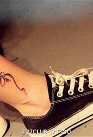 Model de tatuaj scrisoare de lotus de picior