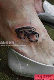 girl's instep a small glasses tattoo pattern
