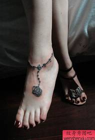 mergaičių pėdos yra populiarios pagal išskirtinį „Crown“ kulkšnies tatuiruotės modelį