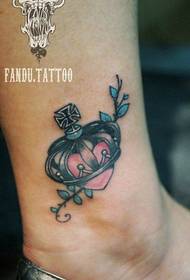 женска глежња љубав тетоважа круне дјелује