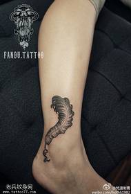 a figura da tatuagem recomendou uma tatuagem de pena no tornozelo de uma mulher