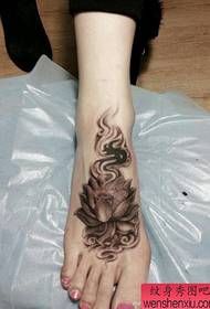 punggung kaki gadis pola tato lotus indah yang populer
