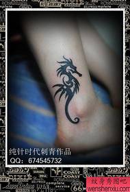 gražus totemo hipokampo tatuiruotės modelis prie merginos kulkšnies