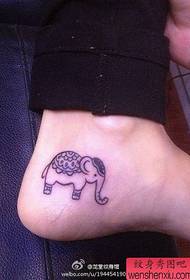 meisie se voet oulike tatoeëringpatroon vir olifante
