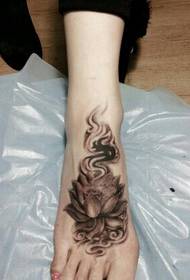 여자 발 아름다운 아름다운 흑백 불 연꽃 문신 그림