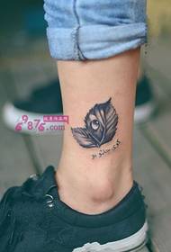 신선한 이슬 잎 발목 문신 사진