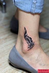 A imaxe de tatuaxes recomenda un patrón de tatuaxe de plumas no nocello