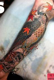 pé Un traballo de tatuaxe de águila creativa