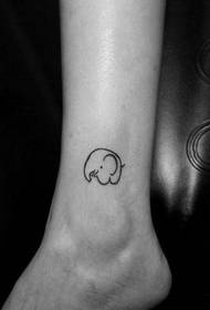 귀여운 작은 코끼리 문신 패턴에서 여자의 발목