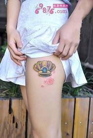 Sakura gamay nga korona nga matahum nga litrato sa tattoo nga tattoo