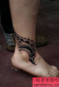 Inirerekomenda ng tattoo ng bar ng tattoo ang isang pattern ng tattoo na angkop para sa bukung-bukong