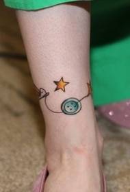 mažas šviežios pėdos mygtukas su penkių kampų žvaigždės tatuiruotės modeliu