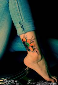 Travaux de tatouage lotus couleur femme cheville