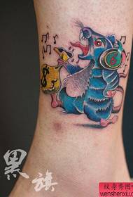La imagen del espectáculo de tatuajes recomienda un patrón de tatuaje de ratón de pierna