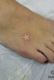 pequeño trabajo de tatuaje de estrella de cinco puntas de pie fresco